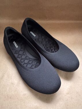 Vivaia Claire Walker - Water Repellent Round Toe Walking Flats. Size EU 43/US 11